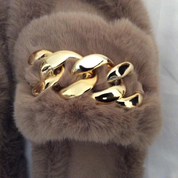 Beige Faux Fur fluffy Slippers NWOB with Gold Chain non-slip rubber soles size 7 - Picture 5 of 8